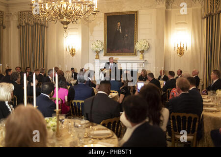 Le président Donald J. Trump vous adresses le lundi, Août 27, 2018, lors d'un dîner de célébration de leadership évangélique dans la salle à manger d'état de la Maison blanche : le Président Donald Trump Banque D'Images