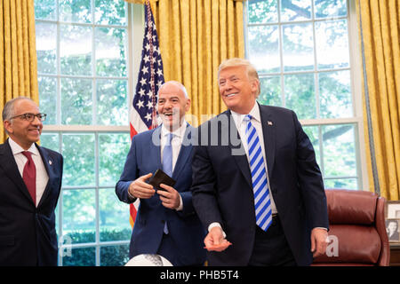 Le président Donald J. Trump rencontre Gianni Infantino, Président de la FIFA, le mardi 28 août 2018, dans le bureau ovale de la Maison Blanche, et est rejoint par Carlos Cordeiro, Président de la Fédération des États-Unis de football, à gauche. People : Le président Donald Trump Banque D'Images