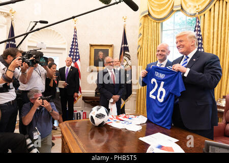 Le président Donald J. Trump rencontre Gianni Infantino, Président de la FIFA, le mardi 28 août 2018, dans le bureau ovale de la Maison Blanche, et est rejoint par Carlos Cordeiro, Président de la Fédération des États-Unis de football et de la FIFA, Mattias Grafstrom lef au peuple : le Président Donald Trump Banque D'Images