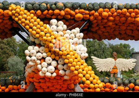 Erfurt, Allemagne. Août 31, 2018. 'Un' et un biplan Ikarus figure ont été assemblés à partir de centaines de citrouilles dans egapark Erfurt. Du 02 septembre au 31 octobre 2018 les œuvres de citrouille peut être vu sur le Philippswiese. Cette année, plus de 20 000 citrouilles seront utilisés pour créer des chiffres sur le thème de "volants". Credit : Jens Kalaene Zentralbild-/dpa/dpa/Alamy Live News Banque D'Images