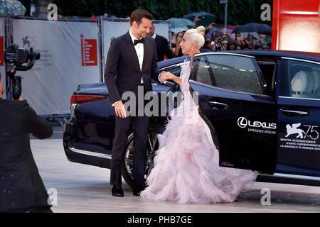 Venise, Italie. Août 31, 2018. Bradley Cooper, Lady Gaga assister à l 'une étoile est née' premiere pendant le 75e Festival du Film de Venise au Palazzo del Cinema le 31 août 2018 à Venise, Italie. Crédit : John Rasimus/Media Punch ***France, Suède, Norvège, Finlande, USA, Denark, la République tchèque, l'Amérique du Sud seulement***/Alamy Live News Banque D'Images