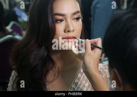 Pattaya, Thaïlande. Août 31, 2018. Un candidat à la beauté transgenre a composent appliqué avant une compétition à Pattaya, Thaïlande. La Miss Tiffany's Universe concours de beauté transgenre a eu lieu chaque année à Pattaya depuis 2004 et est diffusée en direct à la télévision nationale thaïlandaise. Un Sahakorn Crédit : Piti/Alamy Live News Banque D'Images