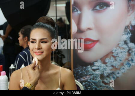 Pattaya, Thaïlande. Août 31, 2018. Un candidat à la beauté transgenre a composent appliqué avant une compétition à Pattaya, Thaïlande. La Miss Tiffany's Universe concours de beauté transgenre a eu lieu chaque année à Pattaya depuis 2004 et est diffusée en direct à la télévision nationale thaïlandaise. Un Sahakorn Crédit : Piti/Alamy Live News Banque D'Images