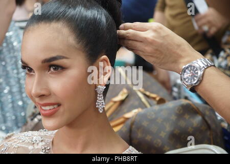 Pattaya, Thaïlande. Août 31, 2018. Un candidat à la beauté transgenre a composent appliqué avant une compétition à Pattaya, Thaïlande. La Miss Tiffany's Universe concours de beauté transgenre a eu lieu chaque année à Pattaya depuis 2004 et est diffusée en direct à la télévision nationale thaïlandaise. Un Sahakorn Crédit : Piti/Alamy Live News Banque D'Images