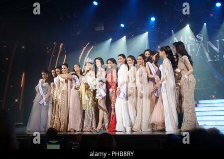 Pattaya, Thaïlande. Août 31, 2018. Kaewjin Kanwara, le gagnant de l'élection de Miss Tiffany's Universe transgender concours de beauté, pose pour des photos avec les deux finalistes lors de l'élection de Miss Univers 2017 Concours Tiffany à Pattaya.La Miss Tiffany's Universe concours de beauté transgenre a eu lieu chaque année à Pattaya depuis 2004 et est diffusée en direct à la télévision nationale thaïlandaise. Un Sahakorn Crédit : Piti/Alamy Live News Banque D'Images