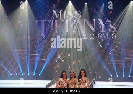 Pattaya, Thaïlande. Août 31, 2018. Kaewjin Kanwara, le gagnant de l'élection de Miss Tiffany's Universe transgender concours de beauté, pose pour des photos avec les deux finalistes lors de l'élection de Miss Univers 2017 Concours Tiffany à Pattaya.La Miss Tiffany's Universe concours de beauté transgenre a eu lieu chaque année à Pattaya depuis 2004 et est diffusée en direct à la télévision nationale thaïlandaise. Un Sahakorn Crédit : Piti/Alamy Live News Banque D'Images