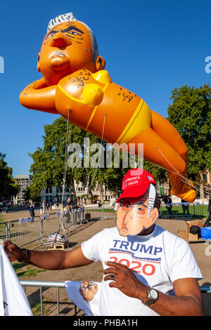 Londres, Royaume-Uni. 1er septembre 2018. Les protestataires fly un 29ft de long ballon en bikini le maire de Londres de Sadiq Khan sur la place du Parlement, Westminster. Credit : Grant Rooney/Alamy Live News