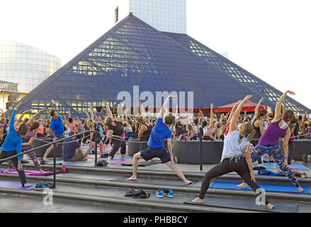 Cleveland, Ohio, USA. Août 31, 2018. L'annuelle de fin de non-événement d'été à la Rock and Roll Hall of Fame est un événement qui yoga de masse du coup en même temps la fête du Travail nous week-end de vacances. Des centaines de personnes se réunissent ce monument de Cleveland au coucher du soleil pour participer à cette manifestation. yoga en plein air Credit : Mark Kanning/Alamy Live News. Banque D'Images