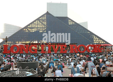 Cleveland, Ohio, USA. Août 31, 2018. Des centaines de participer à la 6e édition annuelle de croire à CLE yoga événement au Rock and Roll Hall of Fame à Cleveland, Ohio, USA. Cet événement annuel marque la fin de l'été non officiels comme des centaines de recueillir au coucher du soleil à instaurer le week-end de la Fête du travail alors que l'inauguration des festivités de l'été calendrier de l'événement. Credit : Mark Kanning/Alamy Live News. Banque D'Images