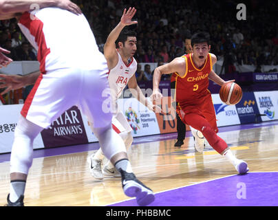 (180901) -- JAKARTA, 1 septembre 2018 (Xinhua) -- Fang Shuo (R) de la concurrence de la Chine au cours de men's basketball finale entre la Chine et l'Iran lors de la 18e Jeux asiatiques 2018 à Jakarta, Indonésie, le 1 septembre 2018. (Xinhua/Huang Zongzhi) Banque D'Images