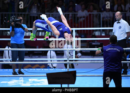 (180901) -- JAKARTA, 1,2018 Septembre (Xinhua) -- Madrimov Israil d'Ouzbékistan réagit après avoir remporté le prix moyen des hommes 75kg Boxing match final de la 18e Jeux asiatiques à Jakarta, Indonésie, le 1 septembre 2018.(Xinhua/Pan) Yulong Banque D'Images