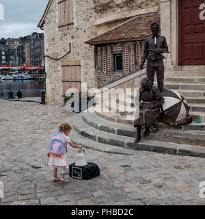 Enfant et statues vivantes dans le célèbre village de Honfleur, Le mercredi 23 août 2017, Honfleur, Normandie, France. Banque D'Images