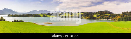 Paysage panoramique en Bavière avec montagnes des Alpes dans le lac miroir Banque D'Images