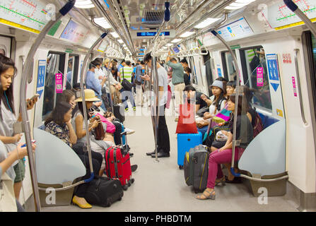 Les gens à l'intérieur du train de métro. Singapour Banque D'Images