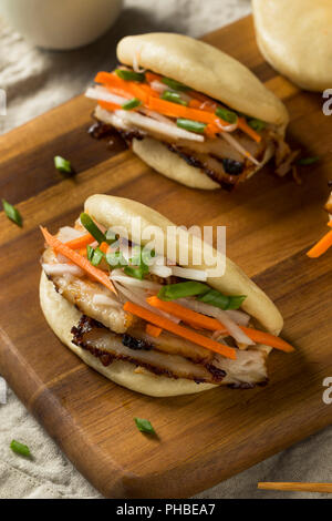 Flanc de porc cuit à la maison avec légumes brioches Bao Banque D'Images