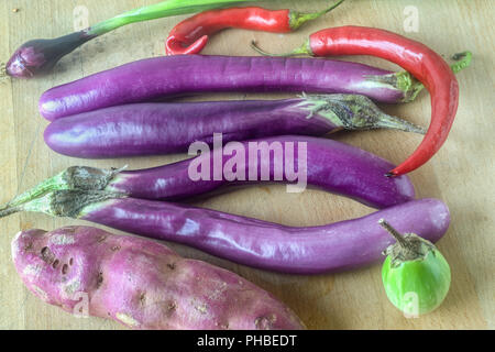 Les aubergines japonaises sur une planche en bois Banque D'Images