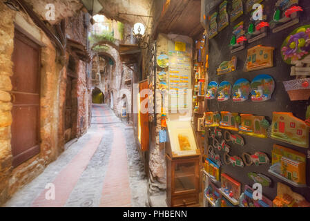 Souvenirs affiché dans une rue de Dolceacqua, Province de Imperia, Ligurie, Italie, Europe Banque D'Images