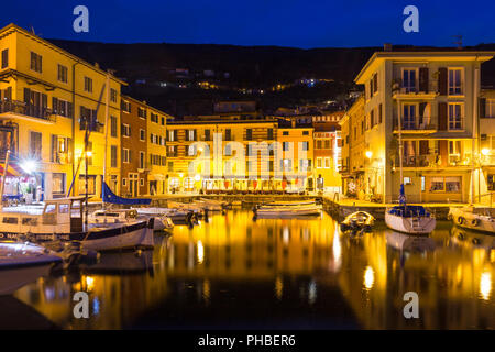 Crépuscule sur le port de Castelletto, Brenzone sul Garda, Lac de Garde, Vérone, Vénétie, province lacs italiens, Italie, Europe Banque D'Images