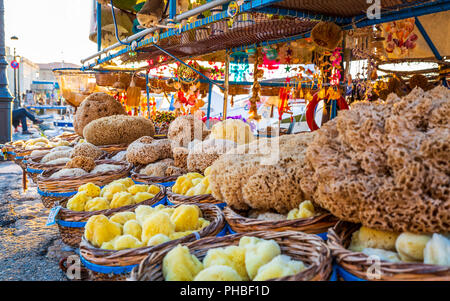 Des souvenirs et des éponges de mer à vendre sur un bateau à La Canée, Crète, îles grecques, Grèce, Europe Banque D'Images
