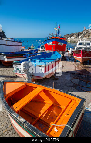 Bateaux de pêche colorés au port de Camara de Lobos, Madère, Portugal, Europe, Atlantique Banque D'Images