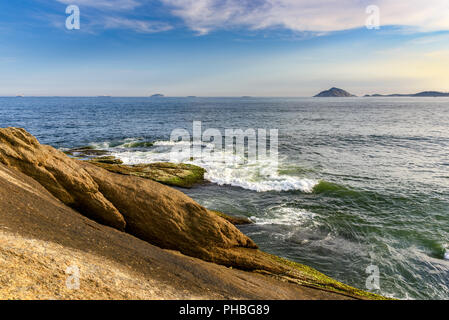 Rock et dans la mer plage de l'Arpoador et îles Cagarras Banque D'Images