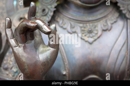 Détail de la statue de Bouddha avec Karana mudra position main Banque D'Images