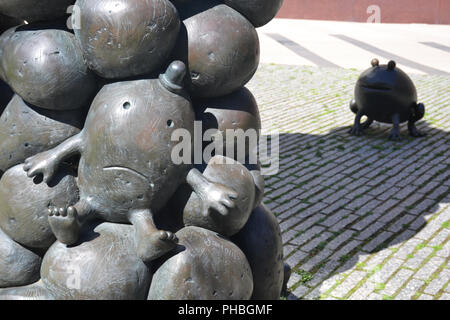 3 juin 2018 - Minneapolis, MINNESOTA : Sculptures dans le palais de justice fédéral Plaza jardin. Auteur : Tom Otterness. Banque D'Images