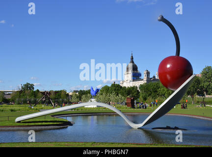 Minneapolis, Minnesota - juin 3, 2018 : Minneapolis Sculpture Garden. Le Spoonbridge and Cherry sculpture, à Minneapolis, Minnesota Banque D'Images