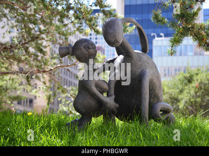 3 juin 2018 - Minneapolis, MINNESOTA : Sculptures dans le palais de justice fédéral Plaza jardin. Auteur : Tom Otterness. Banque D'Images