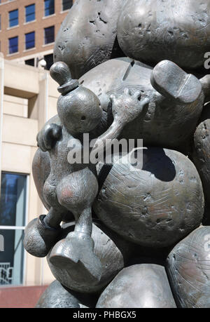 3 juin 2018 - Minneapolis, MINNESOTA : Sculptures dans le palais de justice fédéral Plaza jardin. Auteur : Tom Otterness. Banque D'Images