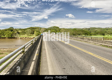 Pont sur la rivière Herradura, Costa Rica Banque D'Images