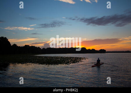 L'aube à un lac du centre de la Floride avec un kayakiste de l'aviron. Banque D'Images