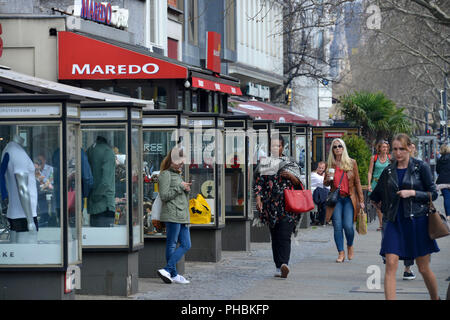 Strassenszene, Gehweg, Shopping, Kurfuerstendamm, Charlottenburg, Berlin, Deutschland Banque D'Images