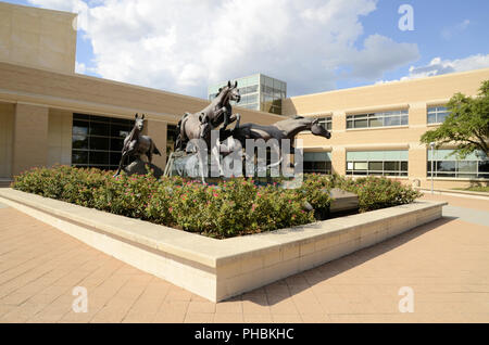 Sculpture intitulée 'Le jour la chute du Mur" par Veryl Goodnight à la George Bush Presidential Library à la Texas A&M University, College Station, Texas. Banque D'Images