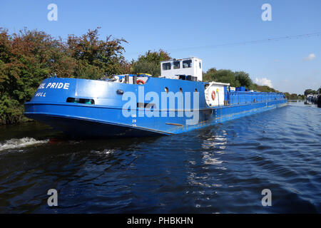 60m de long pétrolier Exol fierté sur la route de Rotherham à Goole et coque passé l'île Strawberry Boat Club à Doncaster Banque D'Images