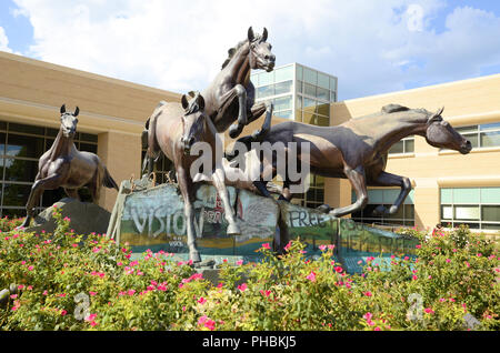 Sculpture intitulée 'Le jour la chute du Mur" par Veryl Goodnight à la George Bush Presidential Library à la Texas A&M University, College Station, Texas. Banque D'Images