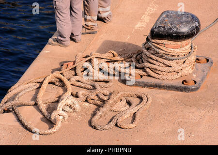 Rusty metal amarre bolard pour grand navire Banque D'Images