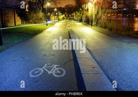 Piste cyclable dans le parc nuit ville, Helsinki Banque D'Images