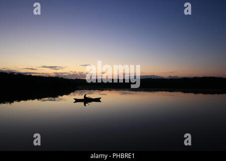 Senior du kayak sur le lac de l'Ouest dans le parc national des Everglades, en Floride. Banque D'Images