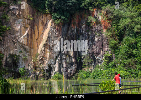 Un couple admirant le beau et paisible paysage naturel de carrière à Singapour. Banque D'Images