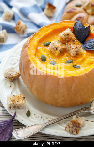 Soupe au potiron avec des croûtons dans une citrouille. Banque D'Images