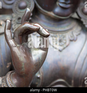 Détail de la statue de Bouddha avec Karana mudra position main Banque D'Images