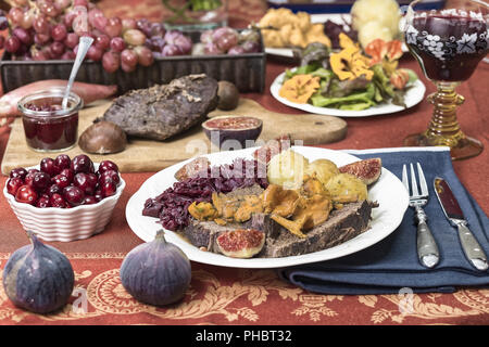 Rôti de cerf avec du chou rouge, quenelles et Girolles Banque D'Images