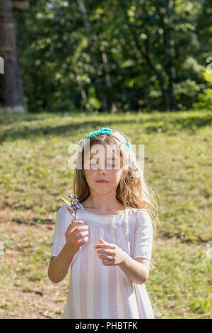 Cute little girl dans le parc d'été Banque D'Images