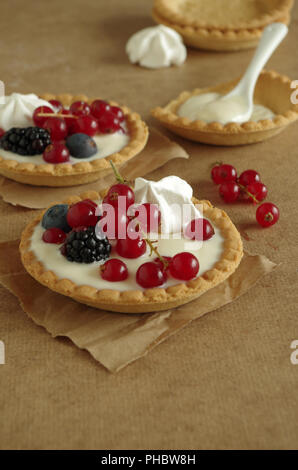 Tartelette petite avec crème vanille, baies et de la meringue Banque D'Images