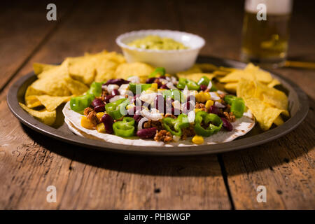 Tortillas mexicaines avec la viande, les haricots rouges et piment jalapeno Banque D'Images