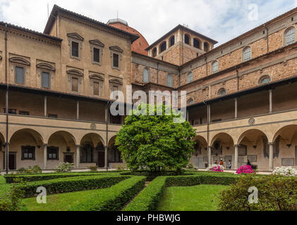 Le jardin du cloître avec clippé fort de couverture de l'église San Lorenzo, Florence, Toscane, Italie, Europe Banque D'Images