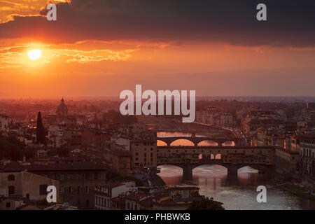 Soleil derrière la ville de Florence avec le Ponte Vecchio et le Ponte Santa Trinita ponts sur l'Arno, Florence, Toscane, Italie, Europe Banque D'Images