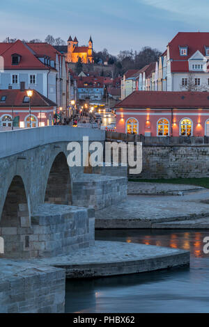 Vue depuis le pont de pierre sur le trimestre Stadtamhof, Regensburg, UNESCO World Heritage Site, Bavaria, Germany, Europe Banque D'Images