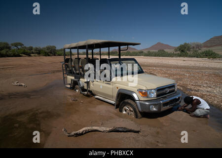 Guide tente de soulever safari véhicule bloqué dans le sable de la rivière Hoarusib, Puros, au nord de Sesfontein, Nambia, Afrique Banque D'Images